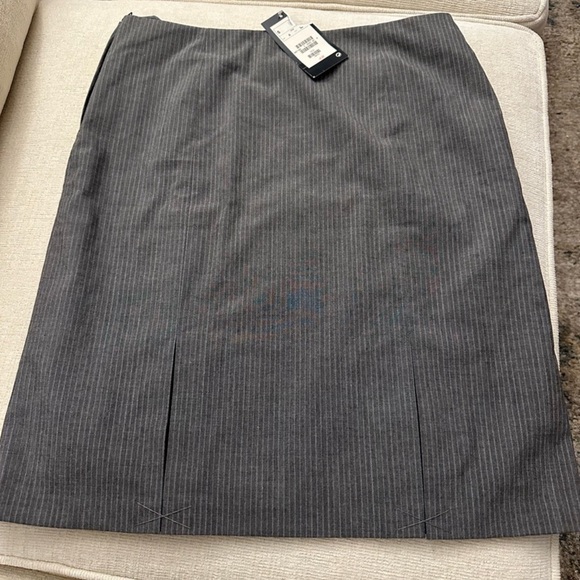 H&M Dresses & Skirts - H&M Gray Pinstripe Skirt Size 8